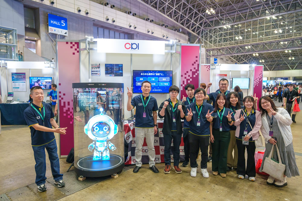 AWS Summit Japan 2026 協栄情報ブース(P122)とHIKARI体験機を囲むメンバー